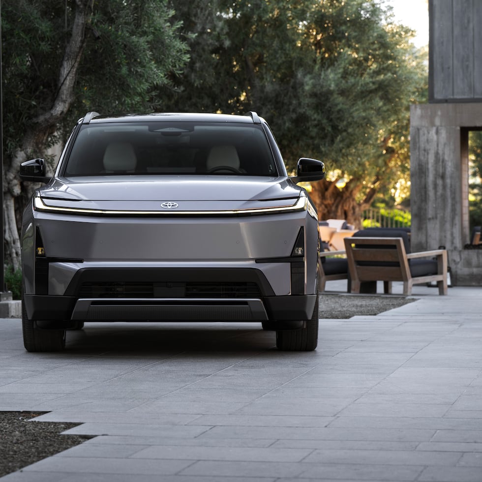 Esta SUV cuenta con una autonomía de hasta 320 millas y es capaz de cargar su batería del 10% al 80% en tan solo 30 minutos, según Toyota.