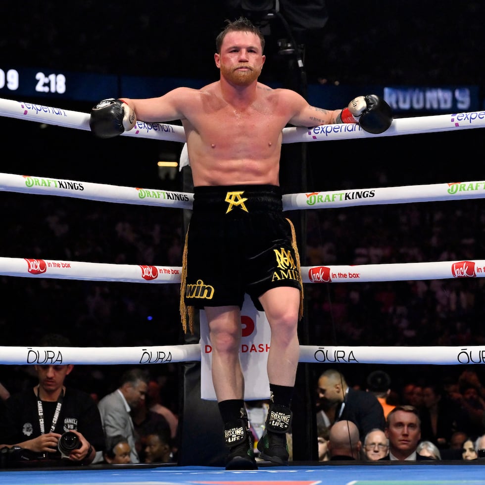 Saúl "Canelo" Álvarez aguarda en las cuerdas durante su pelea ante Terence Crawford.