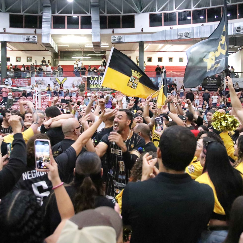 Los Cafeteros de Yauco celebran tras ganar el campeonato de la LVSM ante los Caribes de San Sebastián en el Coliseo Luis Aymat Cardona.