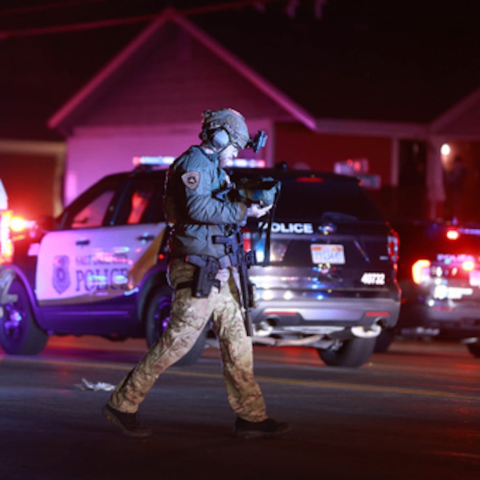 Policías responden a un tiroteo letal en el estacionamiento de una iglesia mormona en Salt Lake City.