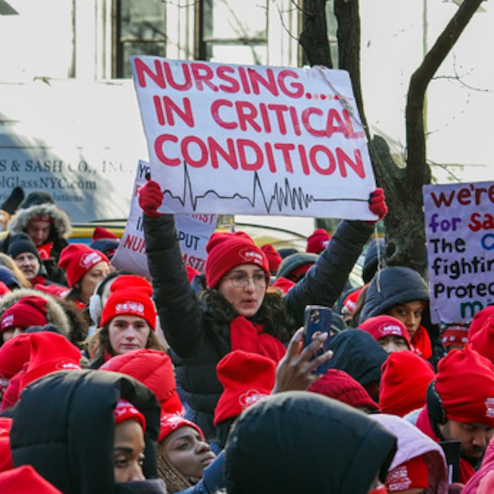 Miembros del sindicato de la Asociación de Enfermeras del Estado de Nueva York hacen un piquete frente al Hospital Mount Sinai West, el martes 20 de enero.