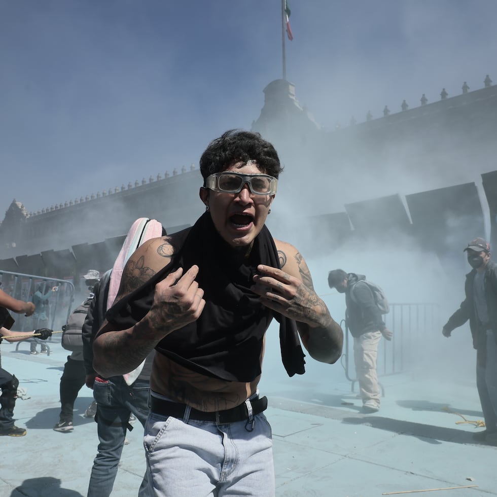 Un manifestante reacciona en una protesta este sábado, en inmediaciones del Palacio Nacional en Ciudad de México.