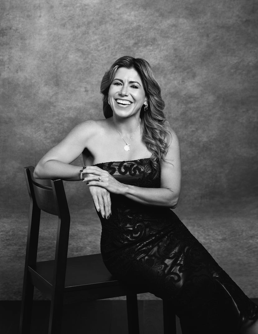 "Stylist": Claudia Madrid | Asistencia: Andrea Sofía Reverón| Joyería: John Hardy de Reinhold Jewelers Plaza las Américas | Apoyo de maquillaje en el “set”: George Pérez Cantres de House of Mua | Piso del estudio: Viva Carpets