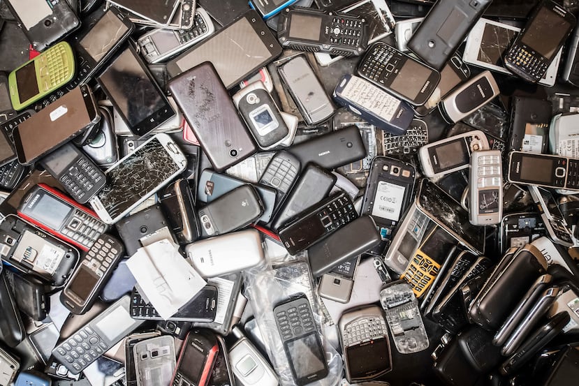 Celulares viejos llenan un depósito en un almacén de la compañía Out Of Use en Beringen, Bélgica.