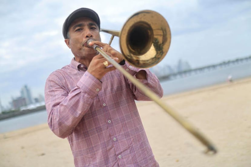 Mario Solis toca el trombón durante un tributo al fallecido músico Willie Colón este domingo, en Ciudad de Panamá (Panamá).