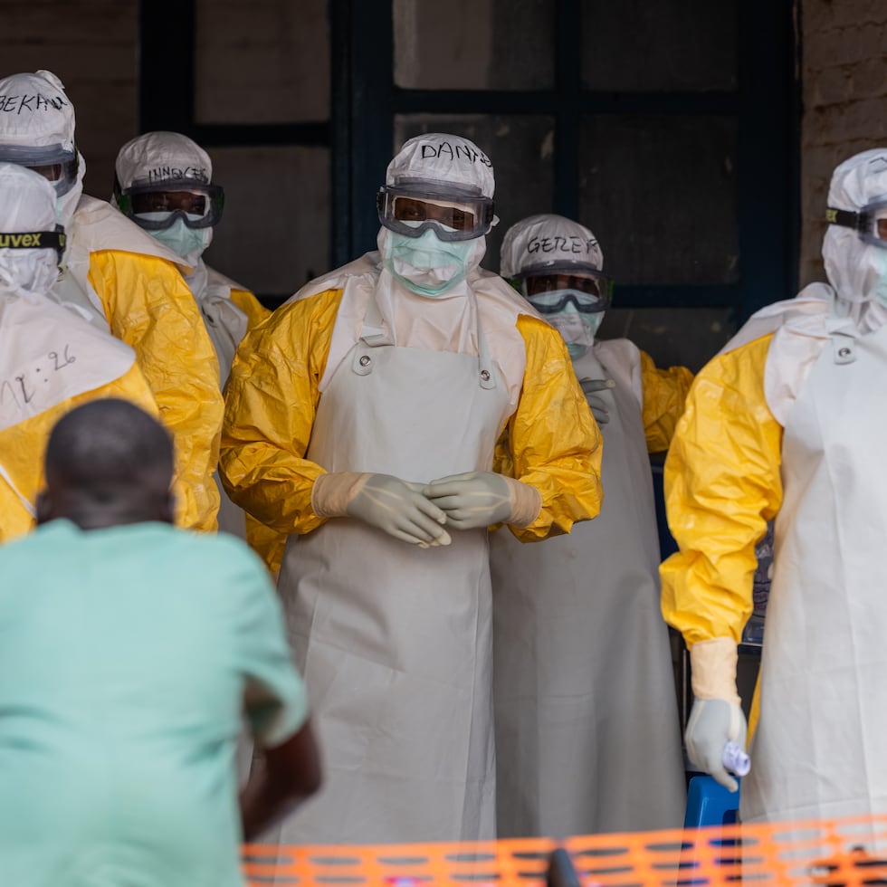 Personal médico se prepara para su turno en el centro de tratamiento de Mongbwalu, en la República Democrática del Congo.