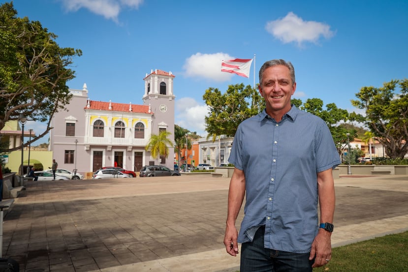 El alcalde de Coamo, Juan Carlos García Padilla. Al fondo, la alcaldía donde se planifica hacer un centro comercial en el primer piso.