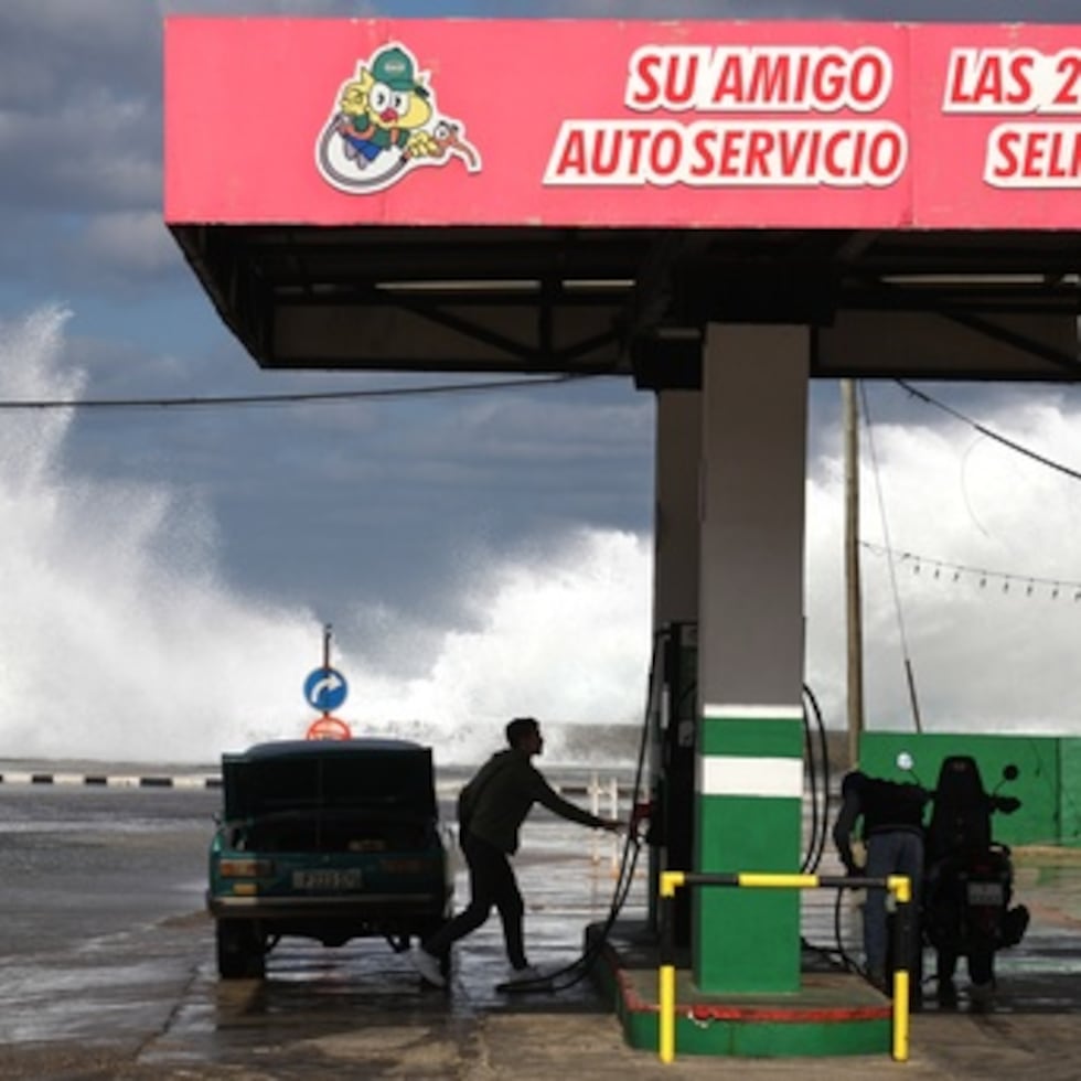 La gente repostar su coche y moto en una gasolinera cerca del Malecón en La Habana, Cuba, martes, 27 de enero.