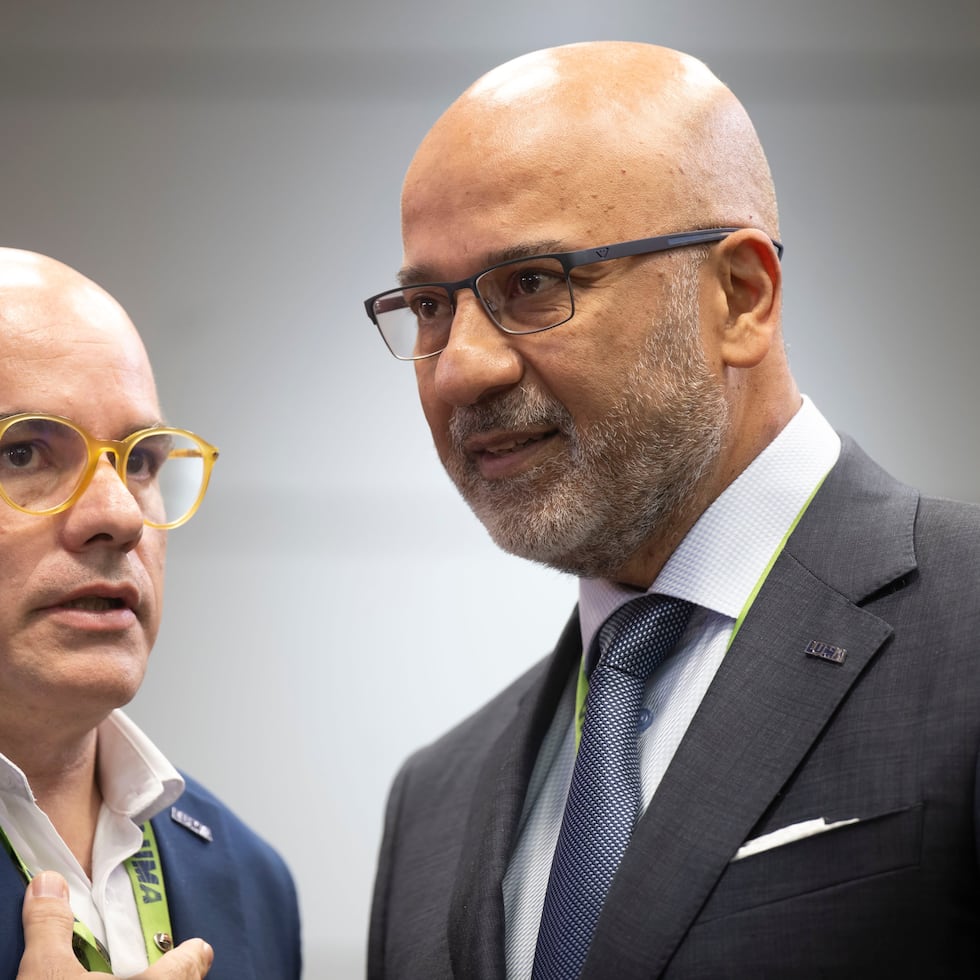 José Pérez Vélez (left, with LUMA president Juan Saca) called the lawsuit a "distraction".