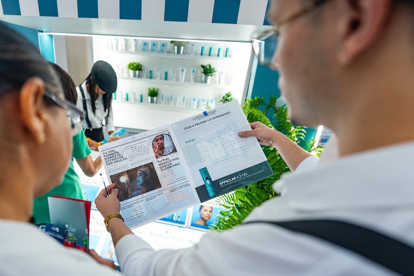 Concebido como una ciudad dermatológica moderna e inmersiva, DermaVerse transforma el Atrio Central en un espacio dedicado a explorar, aprender y descubrir nuevas formas de cuidar la piel.