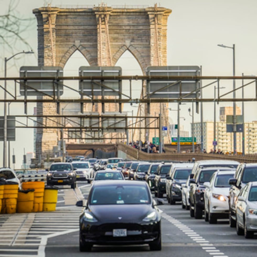 La asamblea legislativa de Nueva York aprobó el peaje, que fue promulgado por su gobernador y recibió las aprobaciones federales necesarias antes de su puesta en marcha.