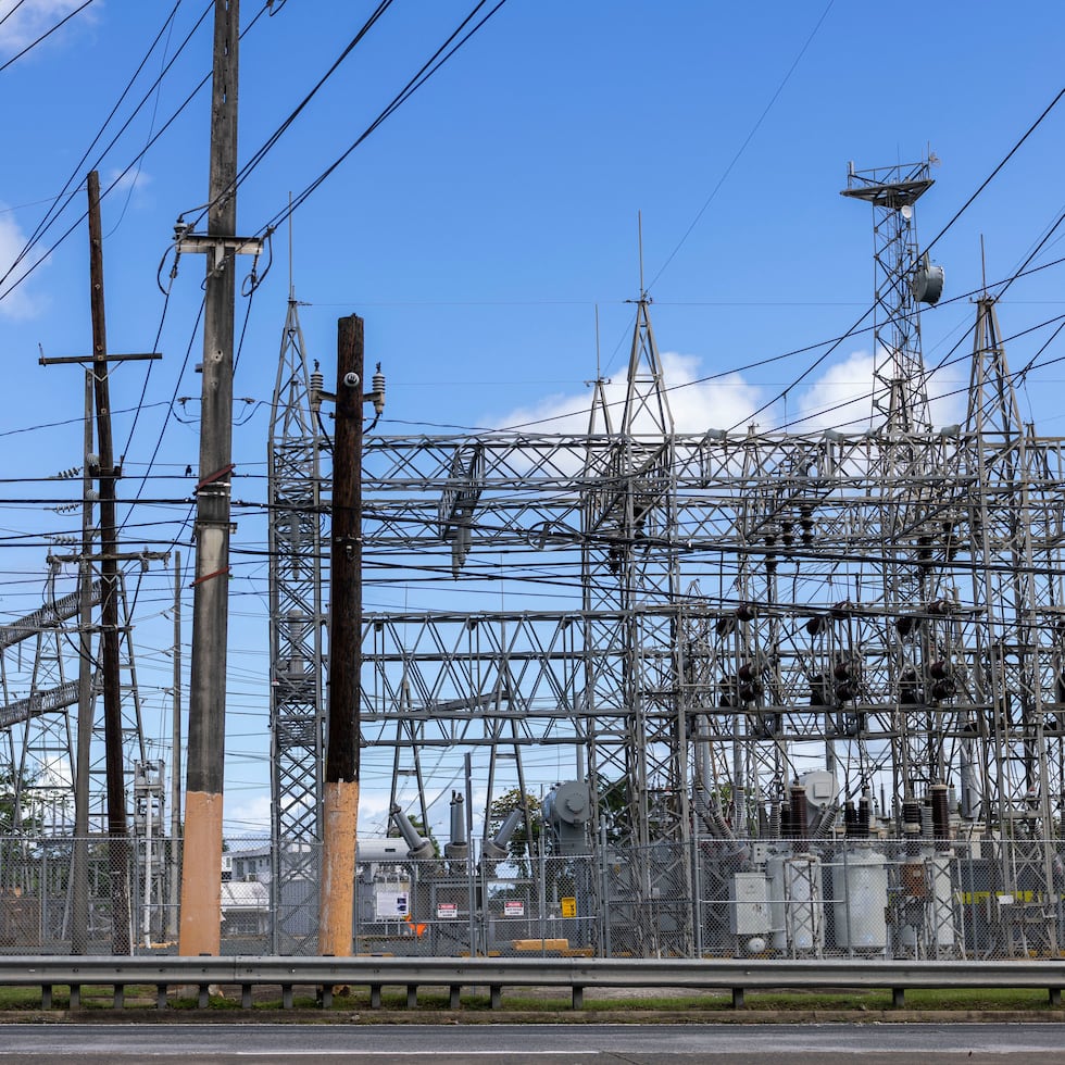 The photo shows a view of the Sabana Abajo power substation operated by the Electric Power Authority.