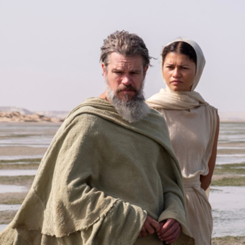 Esta imagen, difundida por Universal Pictures, muestra a Matt Damon en el papel de Odiseo, a la izquierda, y a Zendaya en el de Atenea, en una escena de «La Odisea». (Melinda Sue Gordon/Universal Pictures vía AP)