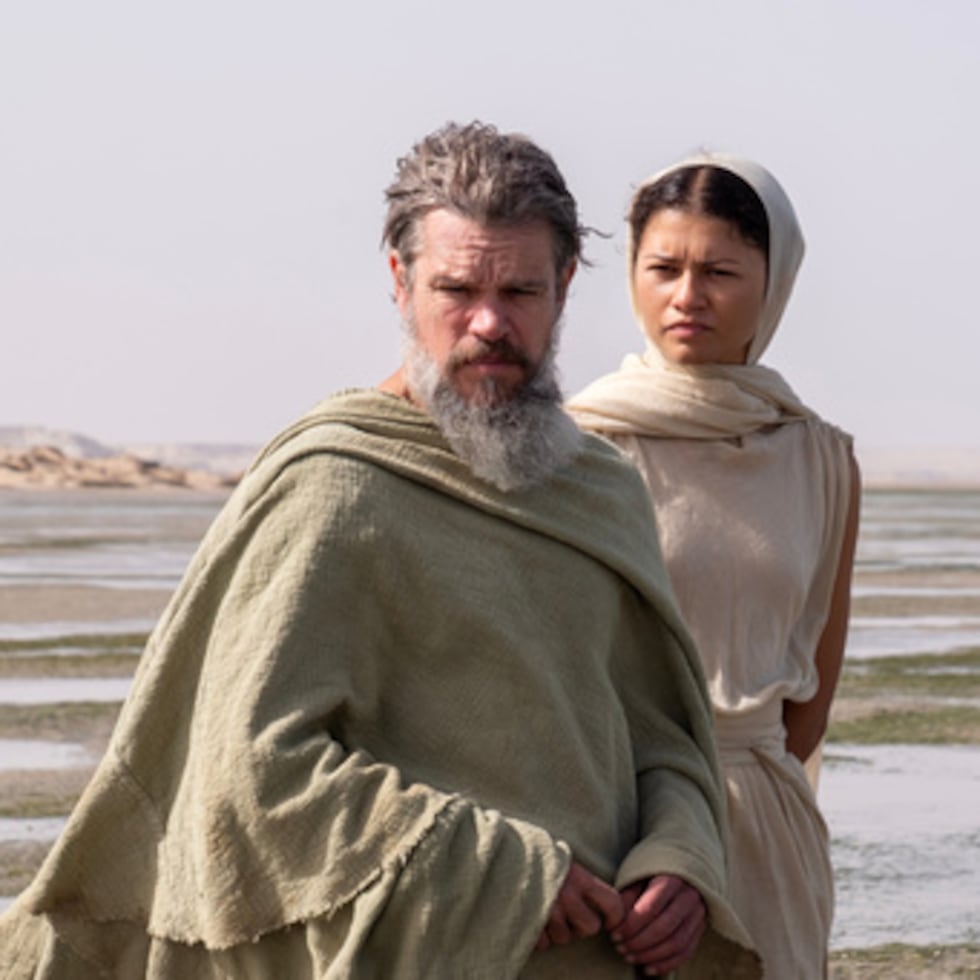 Esta imagen, difundida por Universal Pictures, muestra a Matt Damon en el papel de Odiseo, a la izquierda, y a Zendaya en el de Atenea, en una escena de «La Odisea». (Melinda Sue Gordon/Universal Pictures vía AP)