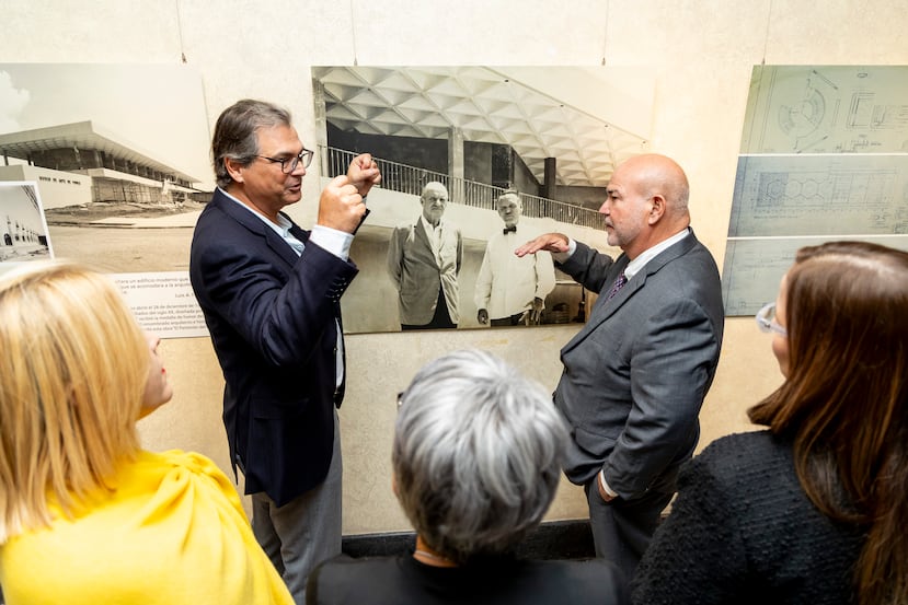 Antonio Luis Ferré Rangel junto al presidente de la Cámara de Representantes, Carlos "Johnny" Méndez en la Sala Tous del Capitolio, donde quedó expuesta la exhibición fotográfica de Luis A. Ferré y el desarroollo del Museo de Arte de Ponce.