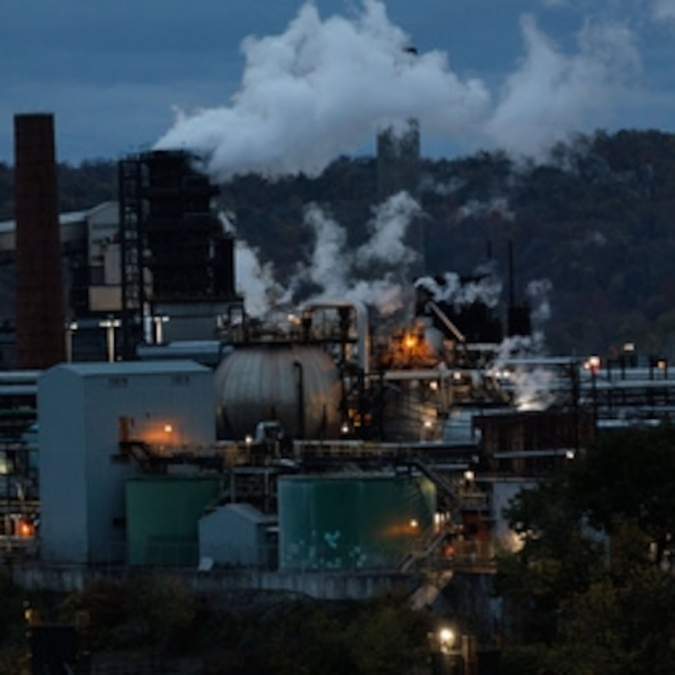 La explosión se sumó a una serie de accidentes ocurridos en la planta de Clairton a lo largo del tiempo, así como a una larga historia de batallas legales entre U.S. Steel y los organismos reguladores del condado de Allegheny, que acusan periódicamente a la empresa de incumplir las normas medioambientales en las instalaciones.