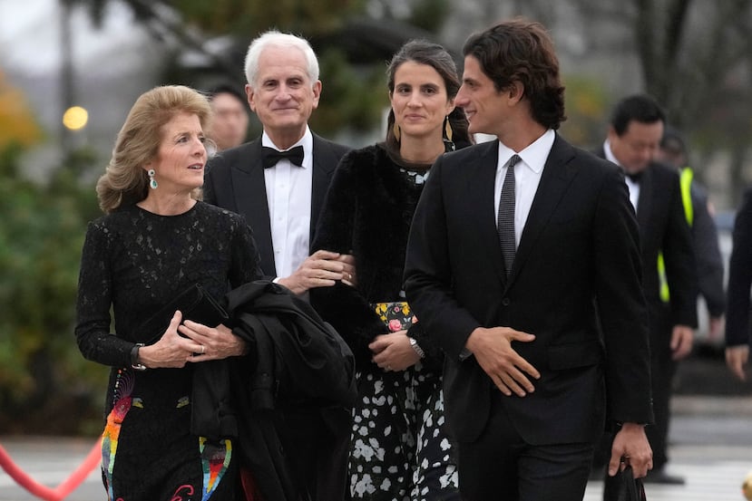 ARCHIVO - Caroline Kennedy, embajadora de Estados Unidos en Australia, a la izquierda, llega con su esposo, Edwin Schlossberg, en el centro izquierda, y sus hijos, Tatiana Schlossberg, en el centro derecha, y Jack Schlossberg, a la derecha, el 29 de octubre de 2023, antes de la ceremonia de entrega del Premio John F. Kennedy al Perfil de Coraje en la Biblioteca y Museo Presidencial John F. Kennedy, en Boston.