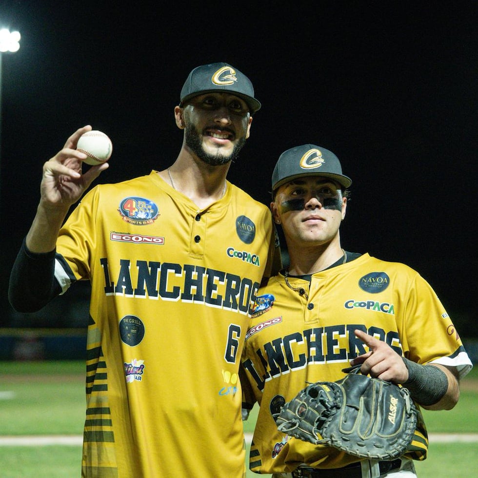 El lanzador zurdo José Vélez posa junto a su receptor durante el partido sin hits, Harold Torres.