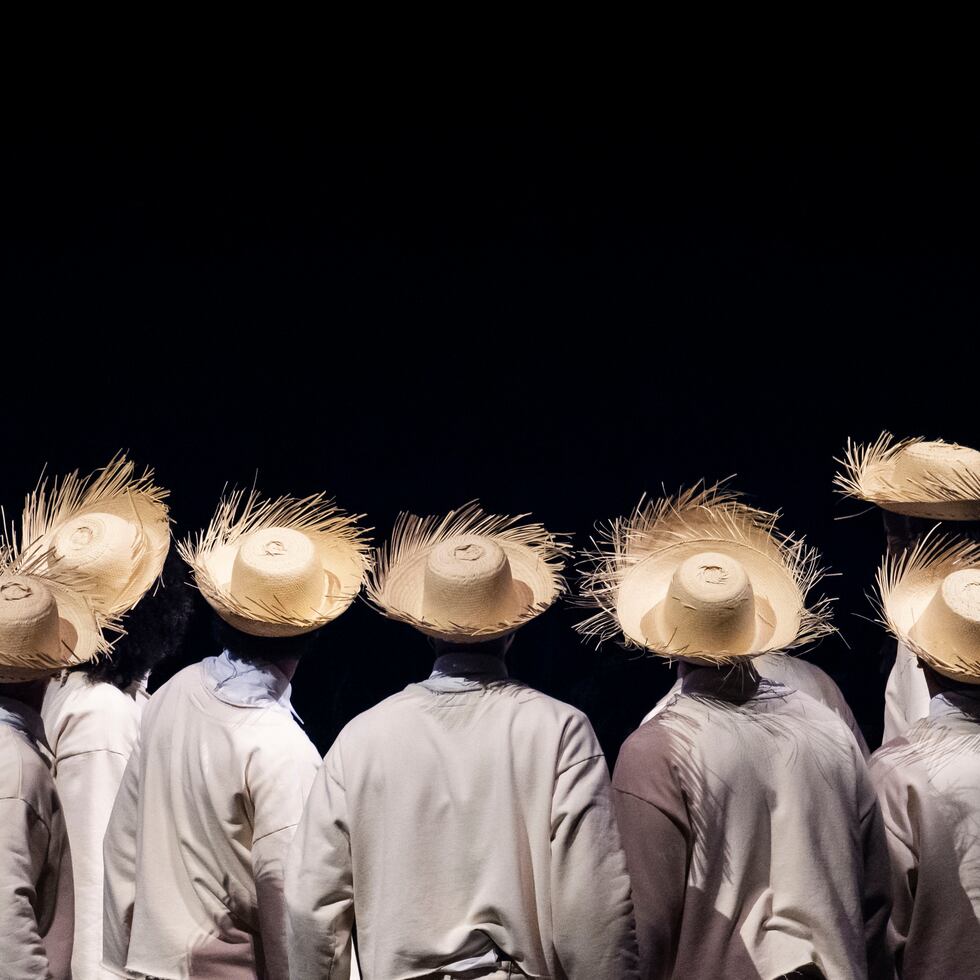 Imagen de parte del grupo de bailarines en la primera función de la residencia de Bad Bunny el 11 de julio. de 2025.