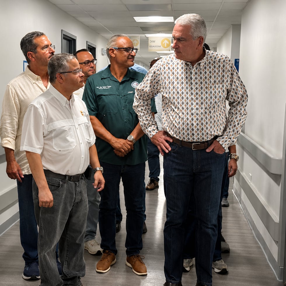 El presidente del Senado, Thomas Rivera Schatz; el secretario de Salud, Víctor Ramos y el exgobernador Pedro Pierluisi estuvieron de visita en la isla municipio.