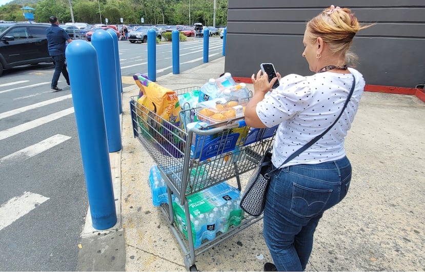 Luz Chacón, una profesional de 50 años residente en la urbanización La Cumbre, en San Juan, llegó hasta Caguas para abastecerse de agua evitando la congestión de personas en su zona.