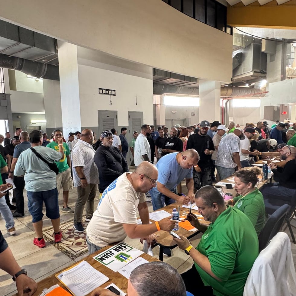 Los empleados unionados de la UIA llegaron este sábado hasta el Coliseo Manuel “Petaca” Iguina Reyes, en Arecibo, a partir de las 8:30 a.m.