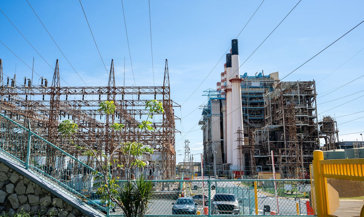 Pablo José Hernández cuestiona a HUD sobre $1,764 millones sin desembolsar para red eléctrica
