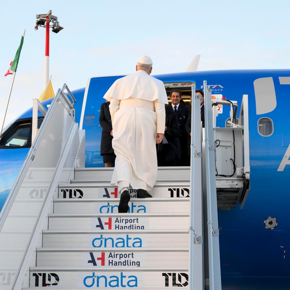 León XIV sube este jueves al Airbus A320 que le trasladó a Turquía y que ahora tiene que ser reparado por el fallo informático que ha señalado el fabricante aeronáutico.