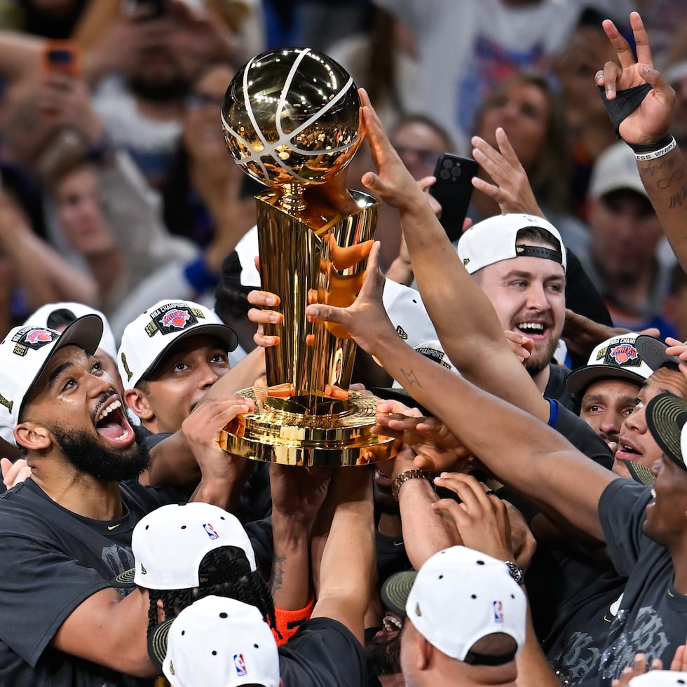 Los Knicks levantan el trofeo Larry O'Brien.