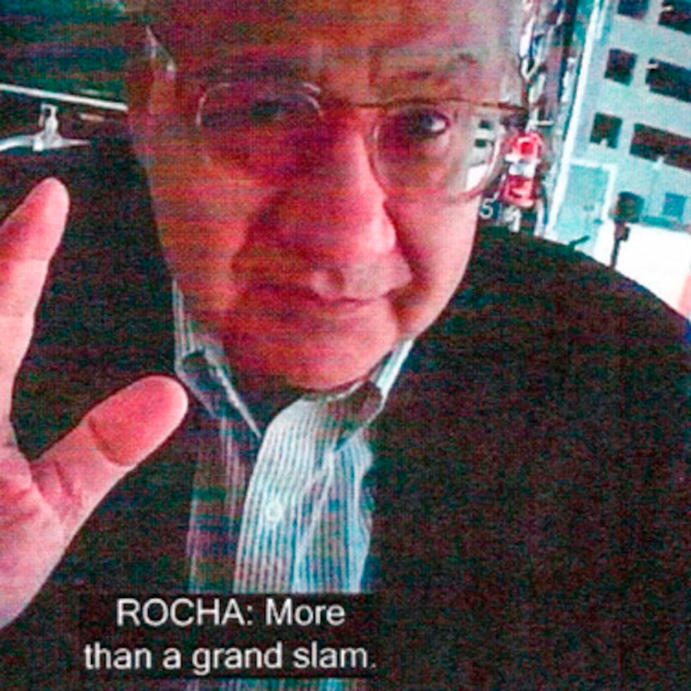 ARCHIVO - En esta imagen sin fecha, proporcionada por el Departamento de Justicia de Estados Unidos y presentada en la declaración jurada presentada en apoyo de una denuncia penal, aparece Manuel Rocha en una reunión con un agente encubierto del FBI.