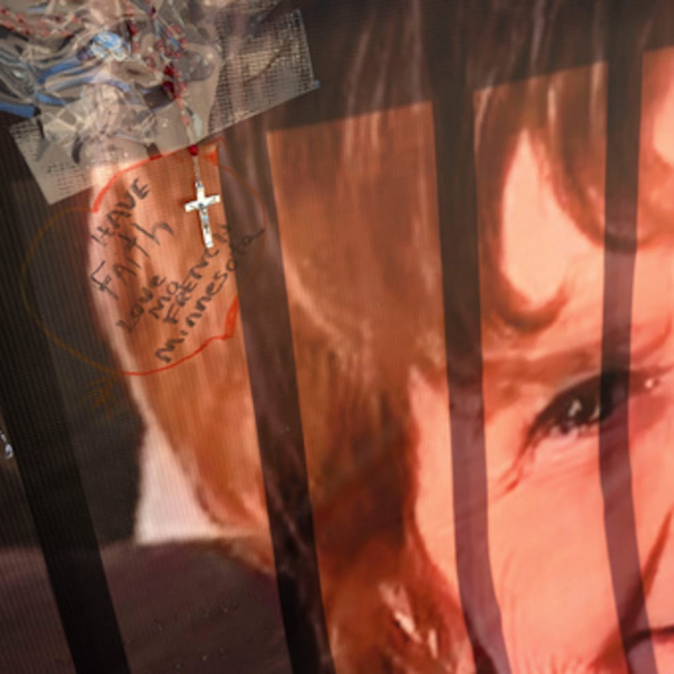 Una pancarta con mensajes de apoyo de cientos de personas para Nancy Guthrie, la madre desaparecida de la periodista, Savannah Guthrie.