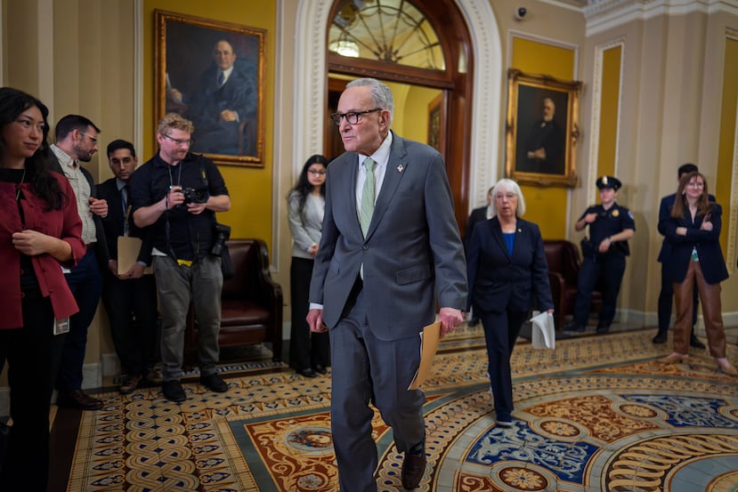 El líder de la minoría del Senado, Chuck Schumer, demócrata por Nueva York, llega al Capitolio en Washington para hablar con la prensa el martes 3 de marzo de 2026. (Foto AP/J. Scott Applewhite)