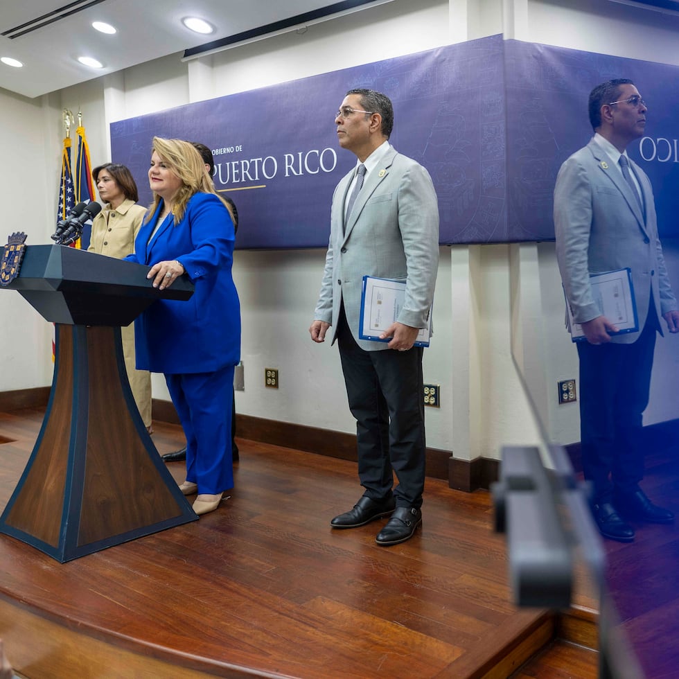 Jenniffer González announced the lawsuit on Tuesday, accompanied by Government Secretary Francisco Domenech, Justice Secretary Lourdes Gómez and Energy Czar Josué Colón.
