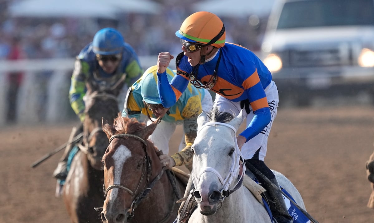 Una monta perfecta: Irad Ortiz Jr. lleva a White Abarrio a la gloria en Oaklawn
