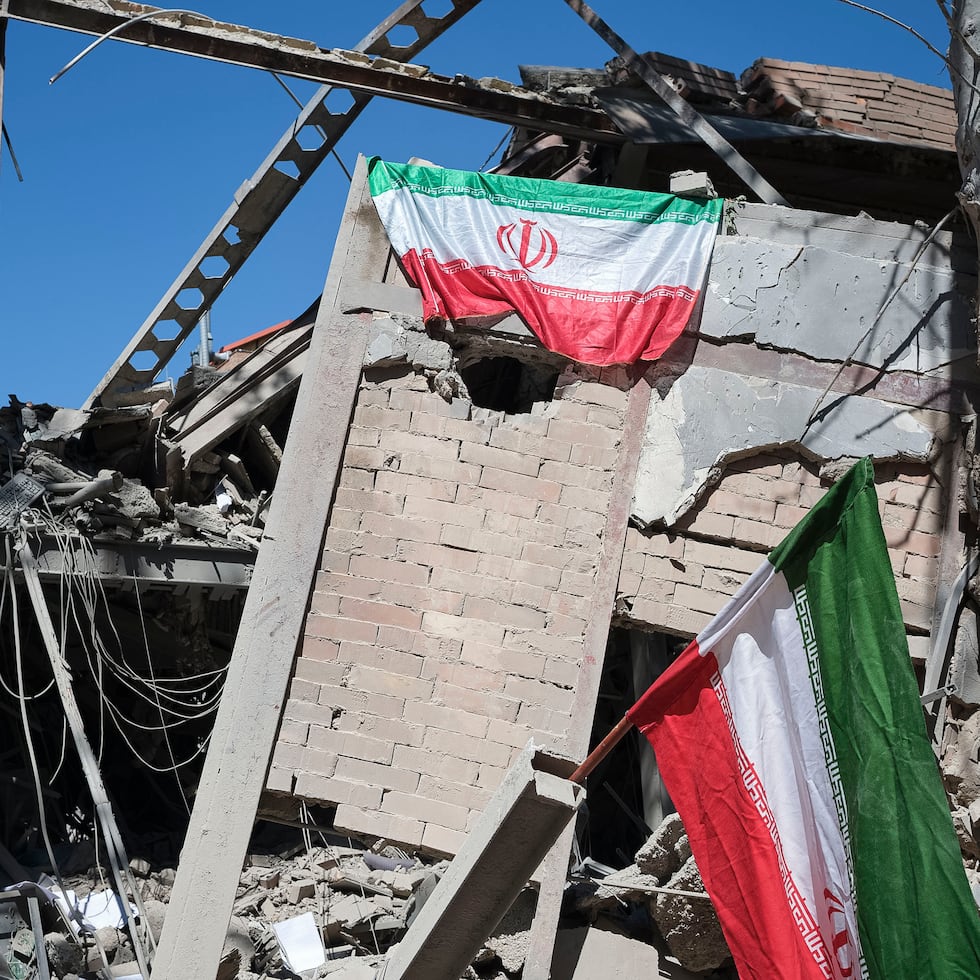 The prolonged confrontation between the United States and Israel against Irán, along with the president’s new threat to Iranian officials to reopen the Strait of Hormuz, has intensified stock market volatility and increased key costs for import-dependent economies, such as Puerto Rico.