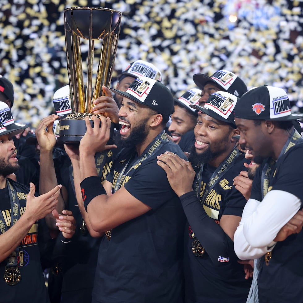 Los Knicks de Nueva York celebrando la victoria ante los Spurs de San Antonio en la final de la Copa NBA, el martes.