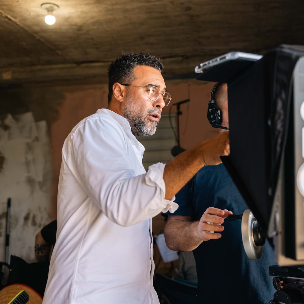 El director Arí Maniel Cruz durante el rodaje de su película Sana y Salva.