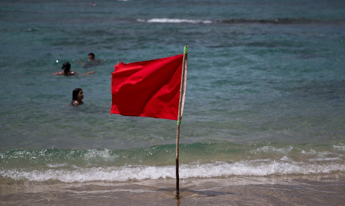 Mar bravo en Semana Santa: advierten sobre olas rompientes de hasta 15 pies en la costa norte de Puerto Rico