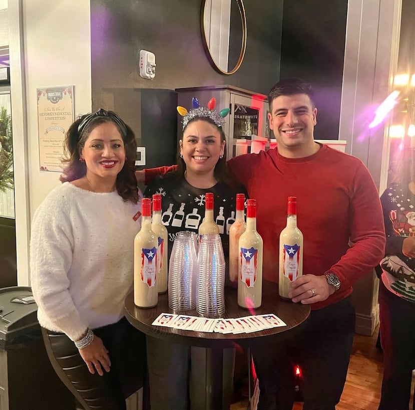 Amistades de Kayla Lalles Silvan disfrutan de su coquito boricua.