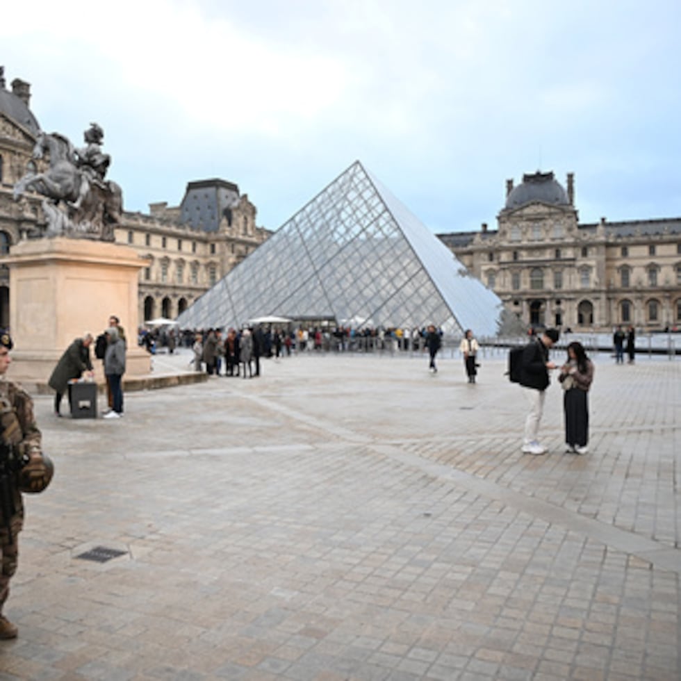 ARCHIVO - Soldados patrullan mientras la gente hace cola para intentar entrar en el museo del Louvre.
