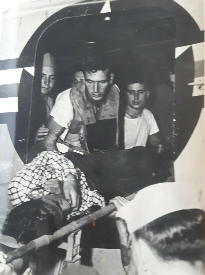 Un sobreviviente es sacado de la embarcación del Servicio de Rescate en una camilla. Unidades de la Guardia Costera así como botes particulares fueron al rescate del avión accidentado.