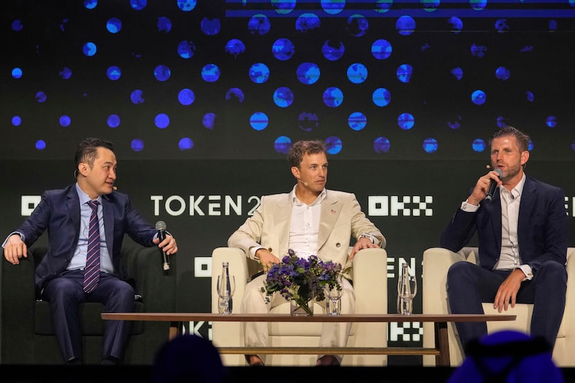 ARCHIVO - Eric Trump, vicepresidente ejecutivo de The Trump Organization (a la derecha), habla mientras Zach Witkoff, cofundador de World Liberty Financial, y Justin Sun, fundador de TRON, observan durante Token 2049, un evento sobre criptomonedas, en Dubái, Emiratos Árabes Unidos, el 1 de mayo de 2025. (Foto AP/Altaf Qadri, archivo)