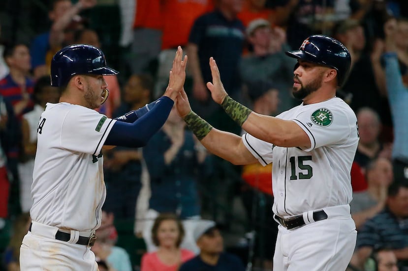 Por los Astros, el puertorriqueño Carlos Correa se fue de 4-2, con una anotada y su compatriota Carlos Beltrán de 3-1, con una anotada. (AP / Richard Carson)