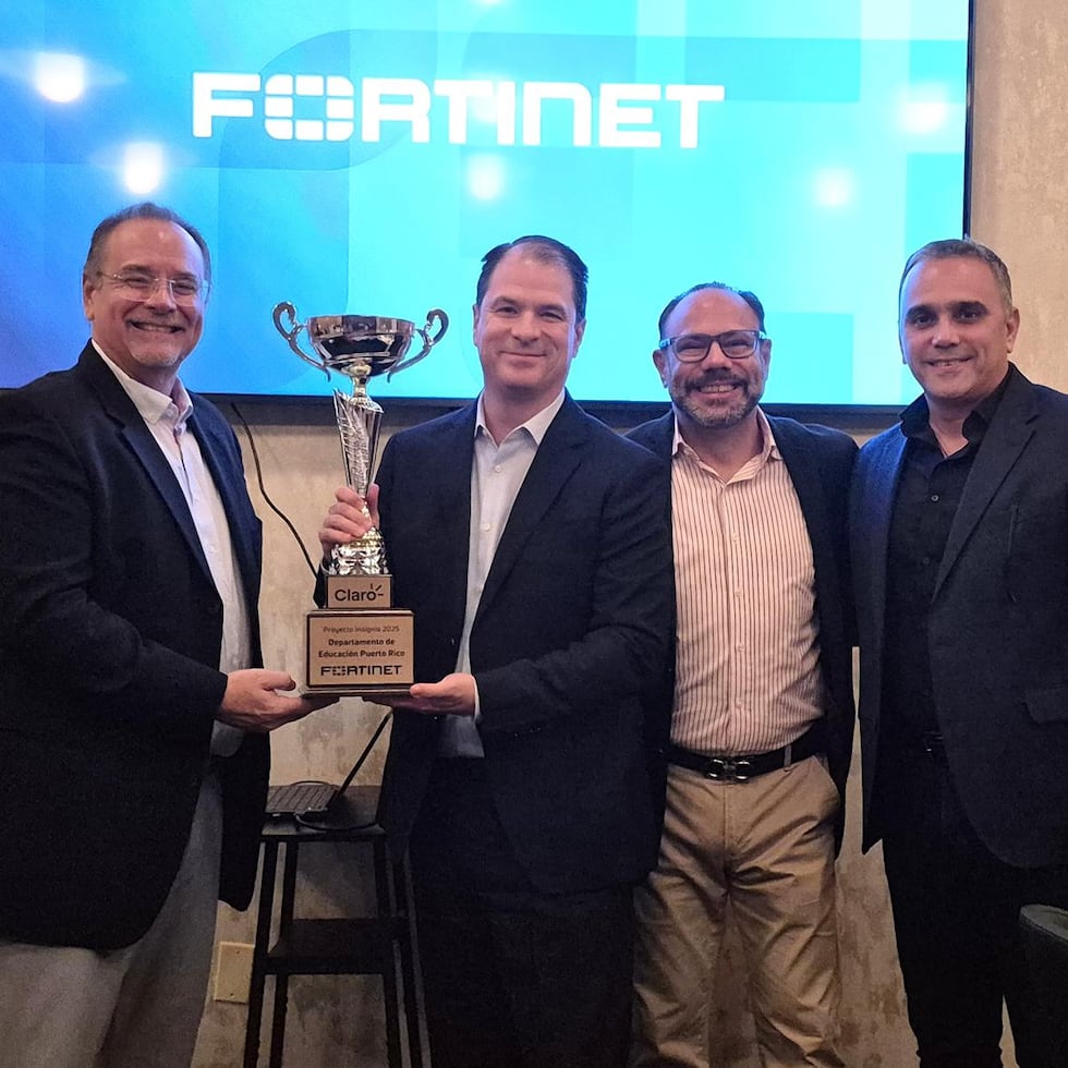 Al centro, Enrique Ortiz de Montellano, presidente de Claro Puerto Rico, mientras recibe el premio Proyecto Insignia 2025.