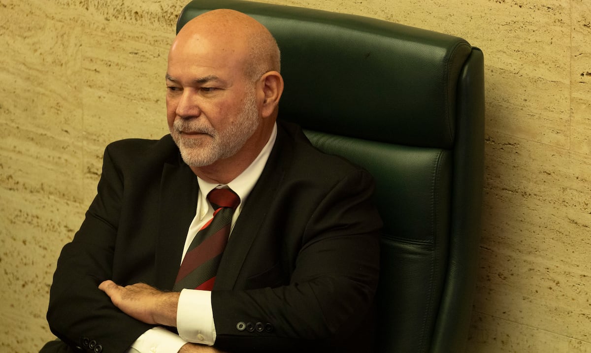 Carlos “Johnny” Méndez advierte sobre “cheque en blanco” en reforma de permisos de la gobernadora