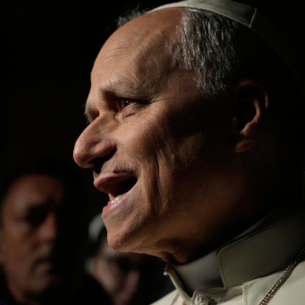 El Papa León XIV habla con los periodistas mientras abandona su residencia en Castel Gandolfo, en las afueras de Roma, para regresar al Vaticano, el martes 31 de marzo de 2026. (AP Photo/Gregorio Borgia)