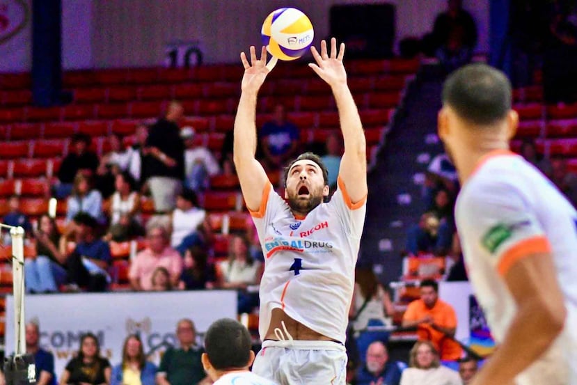 Josué Rivera acomoda un balón buscando articular la ofensiva de sus Mets de Guaynabo.