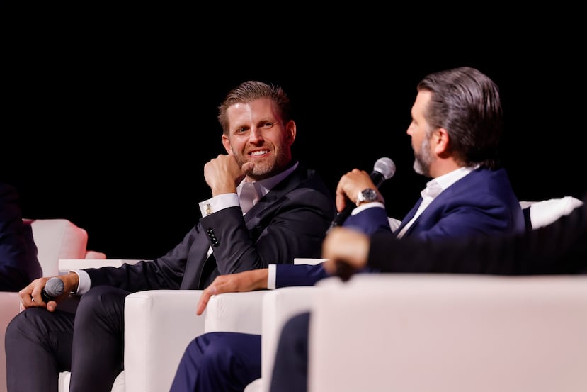 Eric (izq.) y Donald Trump, Jr., hijos del presidente Donald Trump, están involucrados en diversas empresas relacionadas con divisas digitales.