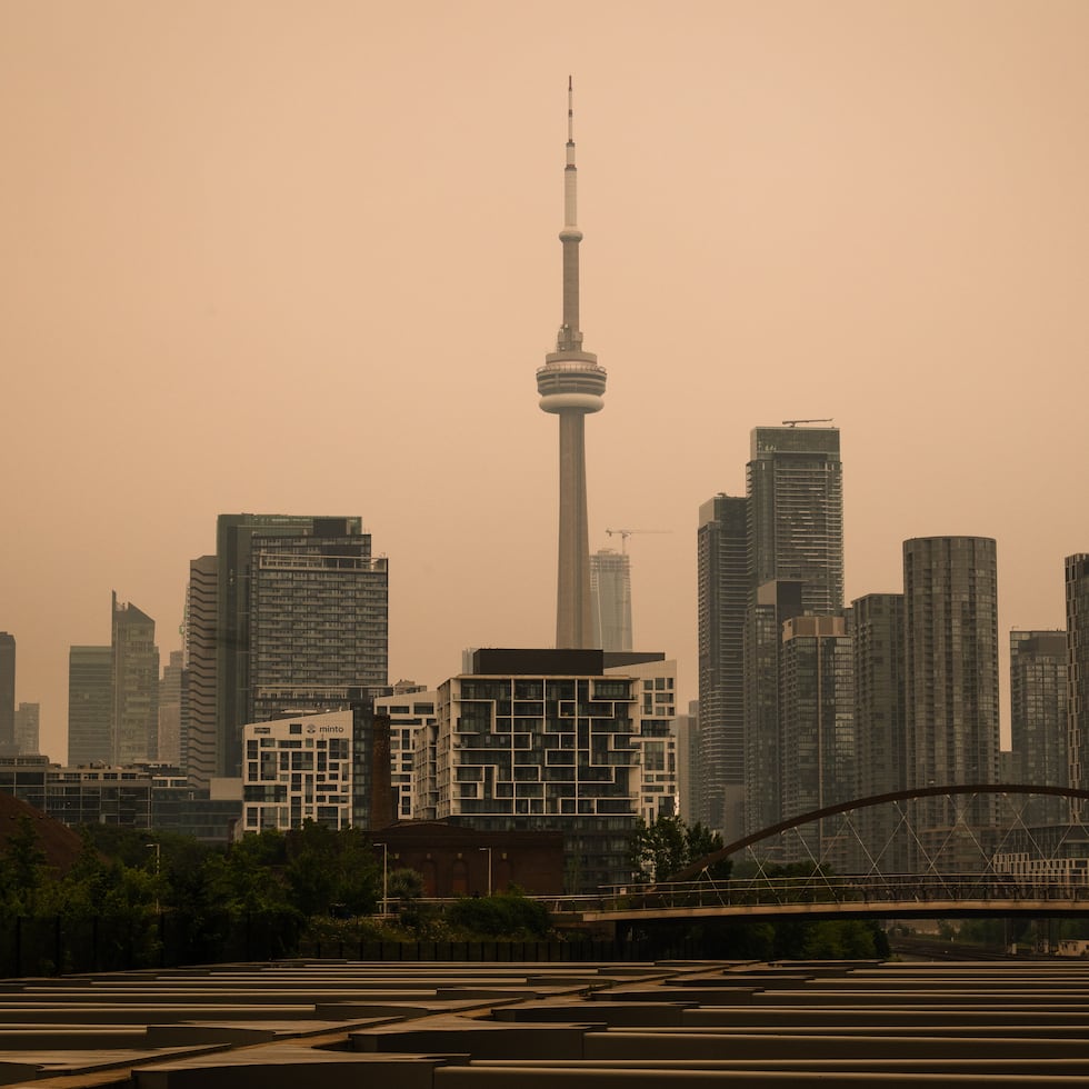 Las advertencias por aire peligroso e insalubre se extendieron el miércoles desde Minnesota, pasando por Toronto, hasta Nueva York.
