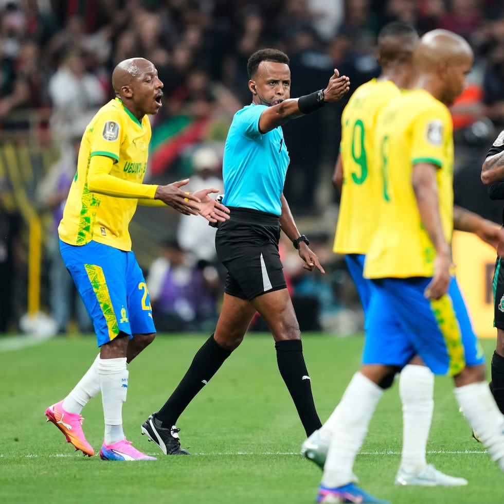 To Carneiro, del equipo AS FAR Rabat, reacciona al penal marcado por el árbitro Omar Artan durante la final ante el Mamelodi Sundowns en la Liga de Campeones de África.